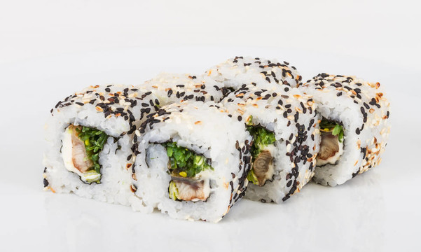 日本的傳統(tǒng)美食-- Maki Roll紫菜；奶油奶酪和鰻魚。白色背景隔離