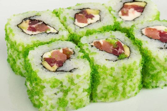 魚(yú)子辣真希壽司，熱輥與各種不同類(lèi)型的Tobiko（飛魚(yú)卵）外。金槍魚(yú)；鱷梨和生菜