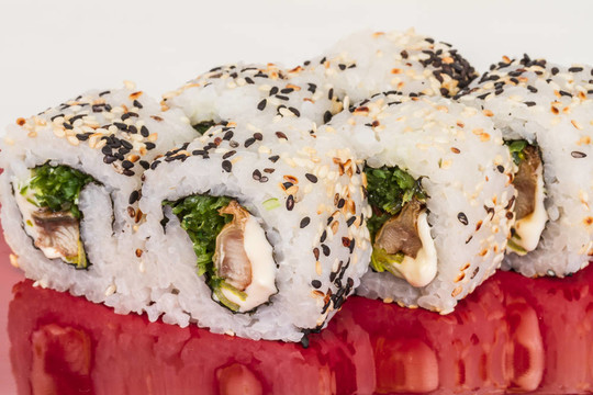 日本的傳統(tǒng)美食-- Maki Roll紫菜；奶油奶酪和鰻魚(yú)。白色背景隔離