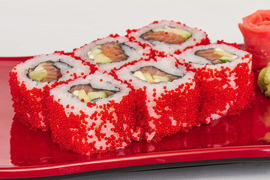 魚子辣真希壽司，熱輥與各種不同類型的Tobiko（飛魚卵）外。三文魚；鱷梨和生菜