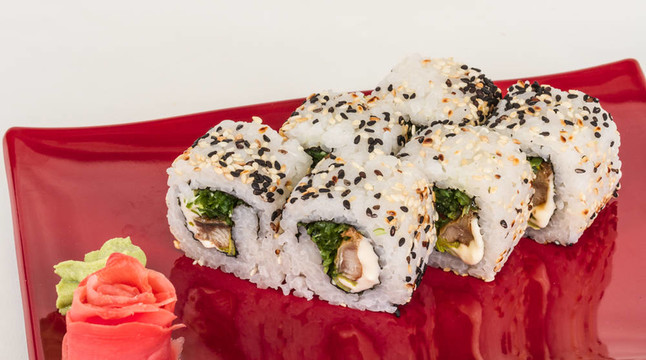 日本的傳統(tǒng)美食-- Maki Roll紫菜；奶油奶酪和鰻魚(yú)。白色背景隔離