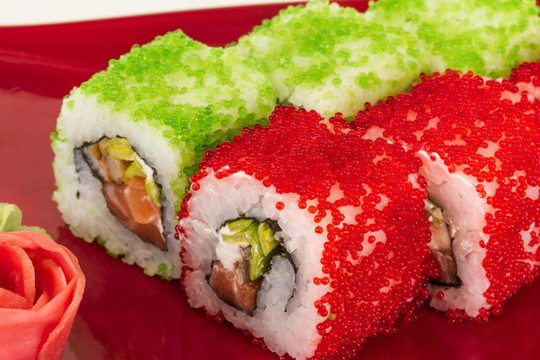 魚子辣真希壽司，熱輥與各種不同類型的Tobiko（飛魚卵）和鮭魚在外面
