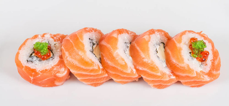 日本壽司的日本傳統(tǒng)食品。用三文魚(yú)卷；紅cavair；魚(yú)子和奶油