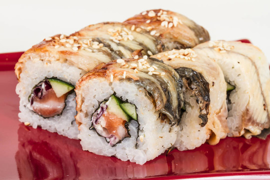 日本傳統(tǒng)美食- Maki Roll黃瓜，奶油奶酪和生鮭魚和鰻魚
