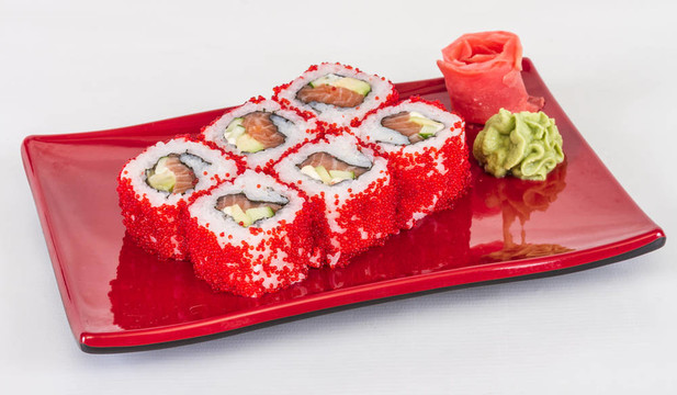 魚子辣真希壽司，熱輥與各種不同類型的Tobiko（飛魚卵）外。三文魚；鱷梨和生菜