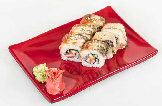 日本传统美食- Maki Roll黄瓜，奶油奶酪和生鲑鱼和鳗鱼