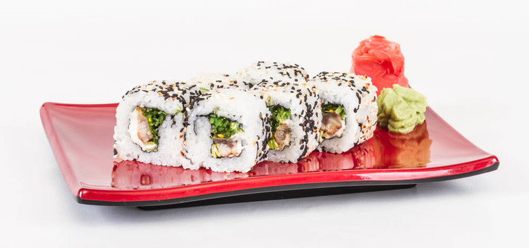 日本的傳統(tǒng)美食-- Maki Roll紫菜；奶油奶酪和鰻魚(yú)。白色背景隔離