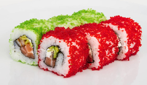 魚子辣真希壽司，熱輥與各種不同類型的Tobiko（飛魚卵）和鮭魚在外面