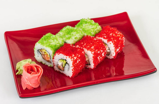 魚子辣真希壽司，熱輥與各種不同類型的Tobiko（飛魚卵）和鮭魚在外面