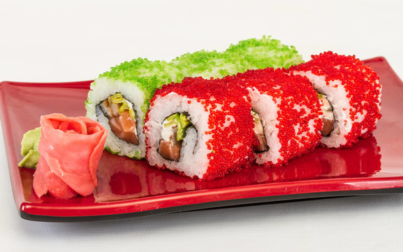 魚子辣真希壽司，熱輥與各種不同類型的Tobiko（飛魚卵）和鮭魚在外面
