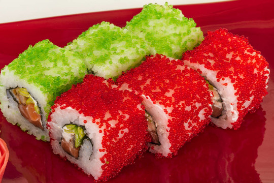 魚子辣真希壽司，熱輥與各種不同類型的Tobiko（飛魚卵）和鮭魚在外面