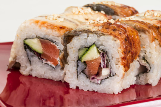 日本傳統(tǒng)美食- Maki Roll黃瓜，奶油奶酪和生鮭魚和鰻魚