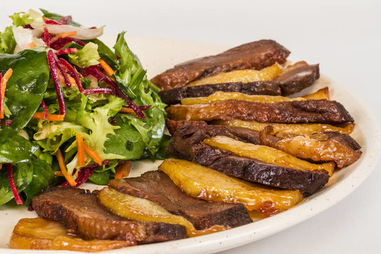 鴨肉；土豆泥加松露油；無花果和茴香汁