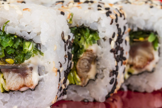日本的傳統(tǒng)美食-- Maki Roll紫菜；奶油奶酪和鰻魚。白色背景隔離