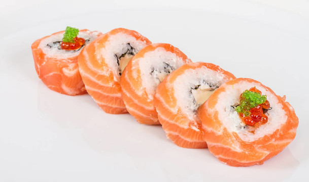 日本壽司的日本傳統(tǒng)食品。用三文魚卷；紅cavair；魚子和奶油