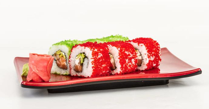 魚子辣真希壽司，熱輥與各種不同類型的Tobiko（飛魚卵）和鮭魚在外面
