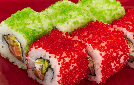 魚子辣真希壽司，熱輥與各種不同類型的Tobiko（飛魚卵）和鮭魚在外面