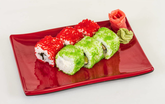 魚子辣真希壽司，熱輥與各種不同類型的Tobiko（飛魚卵）和鮭魚在外面