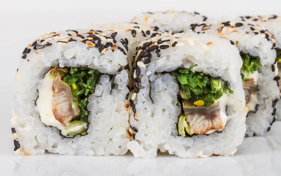 日本的傳統(tǒng)美食-- Maki Roll紫菜；奶油奶酪和鰻魚。白色背景隔離