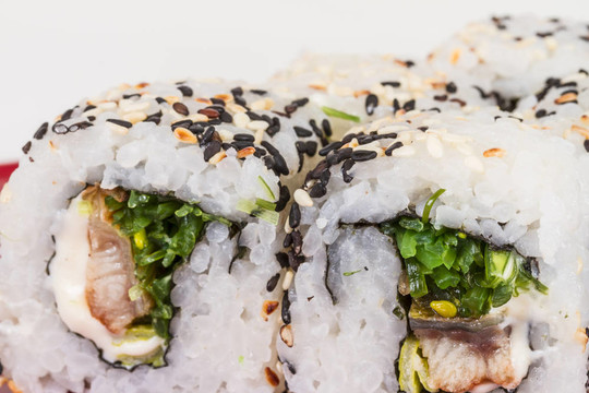 日本的傳統(tǒng)美食-- Maki Roll紫菜；奶油奶酪和鰻魚。白色背景隔離