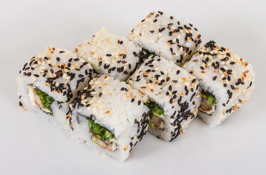 日本的傳統(tǒng)美食-- Maki Roll紫菜；奶油奶酪和鰻魚。白色背景隔離