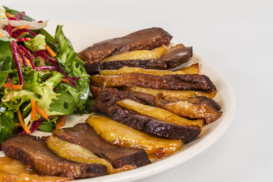 鴨肉；土豆泥加松露油；無(wú)花果和茴香汁