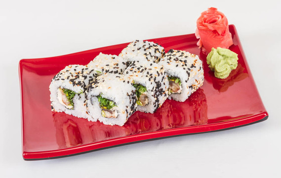 日本的傳統(tǒng)美食-- Maki Roll紫菜；奶油奶酪和鰻魚。白色背景隔離