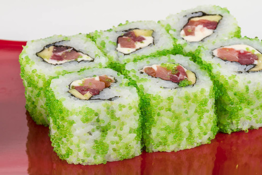 魚子辣真希壽司，熱輥與各種不同類型的Tobiko（飛魚卵）外。金槍魚；鱷梨和生菜