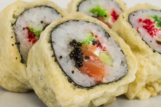 日本料理天婦羅壽司-真希（油炸鮭魚魚子魚子和奶油奶酪；卷內(nèi)）