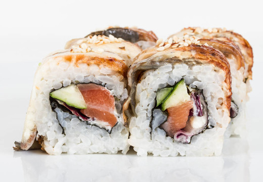 日本傳統(tǒng)美食- Maki Roll黃瓜，奶油奶酪和生鮭魚和鰻魚