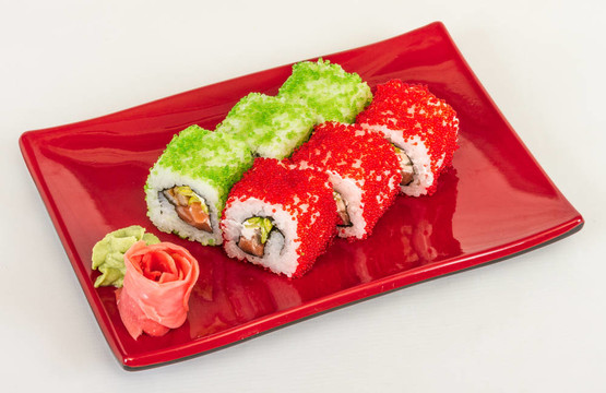 魚(yú)子辣真希壽司，熱輥與各種不同類(lèi)型的Tobiko（飛魚(yú)卵）和鮭魚(yú)在外面