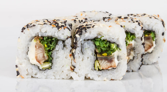 日本的傳統(tǒng)美食-- Maki Roll紫菜；奶油奶酪和鰻魚。白色背景隔離