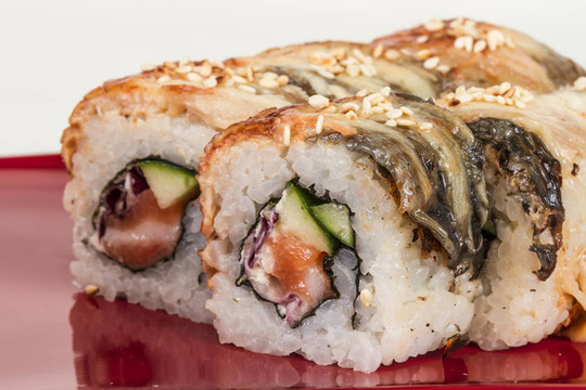 日本傳統(tǒng)美食- Maki Roll黃瓜，奶油奶酪和生鮭魚和鰻魚