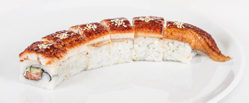 日本傳統(tǒng)美食- Maki Roll黃瓜，奶油奶酪和生鮭魚和鰻魚