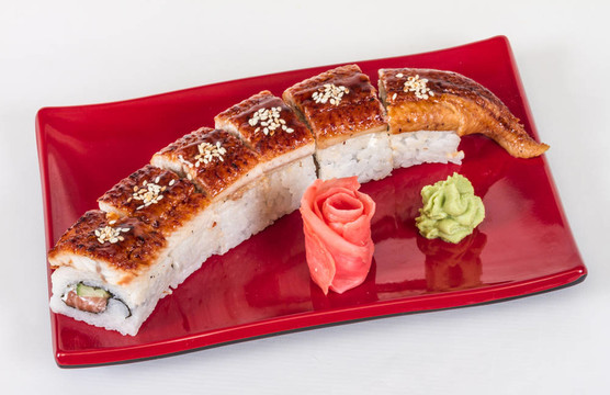 日本傳統(tǒng)美食- Maki Roll黃瓜，奶油奶酪和生鮭魚和鰻魚