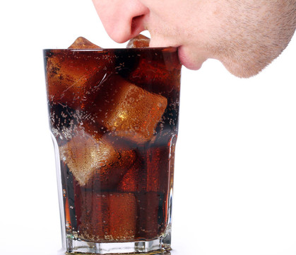 男人喝冷飲