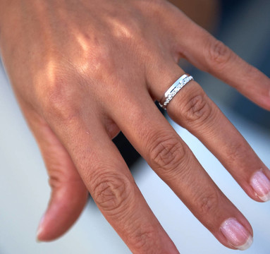 展示結婚戒指的女人