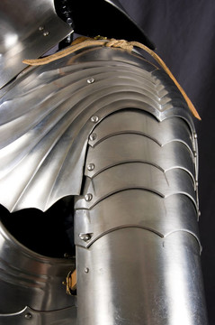中世紀(jì)騎士盔甲。士兵對對手武器的金屬防護