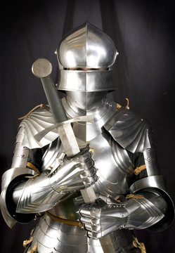 中世紀(jì)騎士盔甲。士兵對對手武器的金屬防護