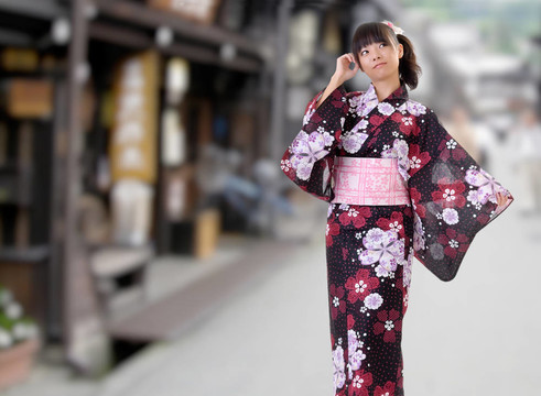 日本女孩在街上行走