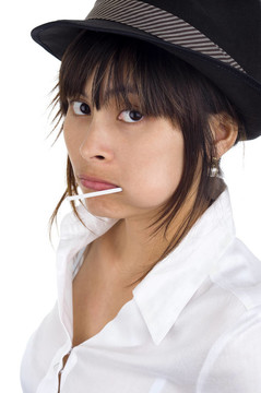 用棒棒糖的年輕女子