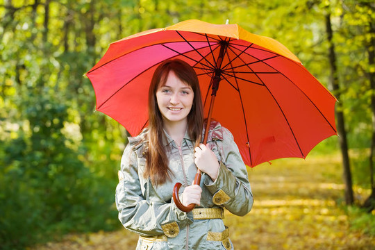 秋天公園帶雨傘的女孩