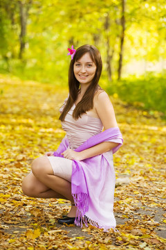 秋天公園里的漂亮女孩