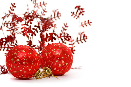 白色背景上閃閃發(fā)光的紅色圣誕球。