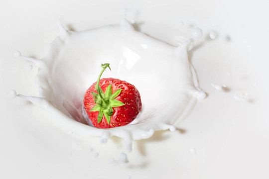 Strawberry撲通一聲掉進(jìn)牛奶里