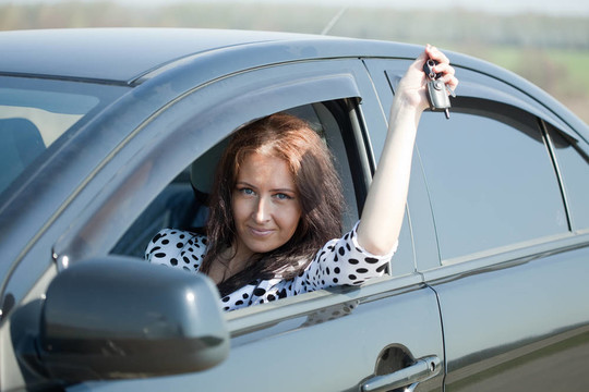 拿新車鑰匙的女人