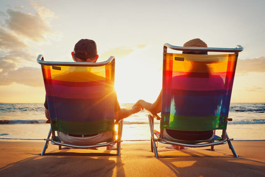 快乐的浪漫情侣在海滩上享受美丽的日落