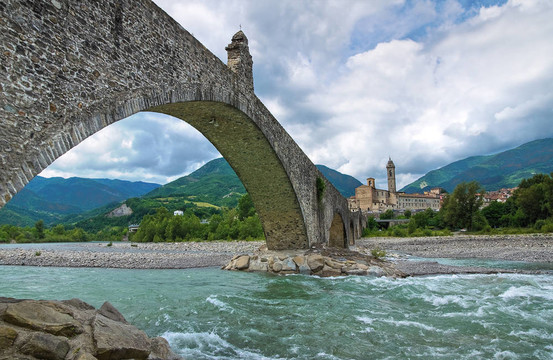 駝背橋。博比奧。Emilia Romagna。意大利.