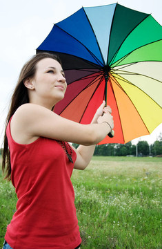 帶著五顏六色雨傘的女孩