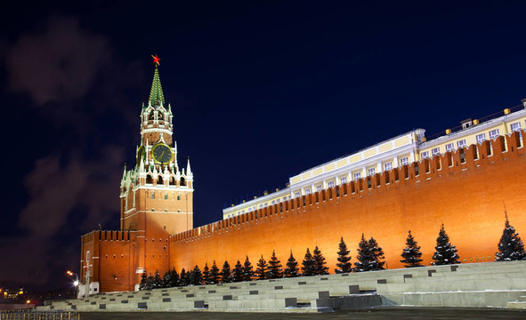 Kremlin的夜景Spasskaya塔。莫斯科；俄羅斯